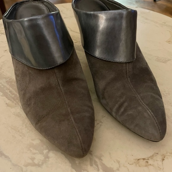 Liz Claiborne Shoes - Liz Claiborn "Cindy Heeled Mule 2-toned leather. Size 8 - Gently Loved